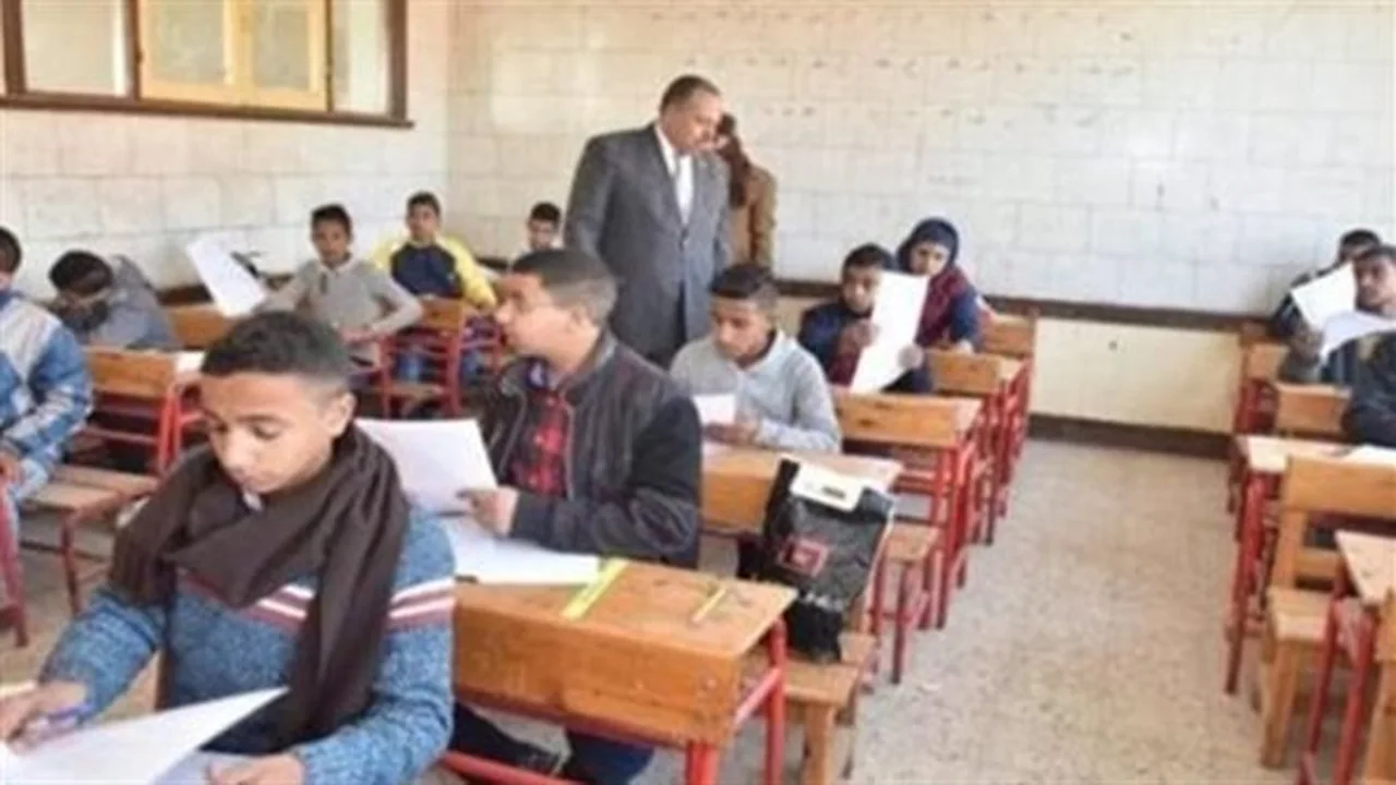 عقوبات رادعة.. وزارة التعليم تلاحق صفحات غش امتحانات الإعدادية في 4 محافظات